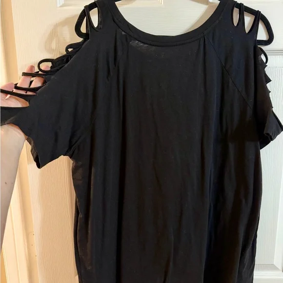 Mötley Crüe “Dr. Feelgood” Cold-Shoulder Band Tee – Women’s 2 (Torrid) - Picture 4 of 4